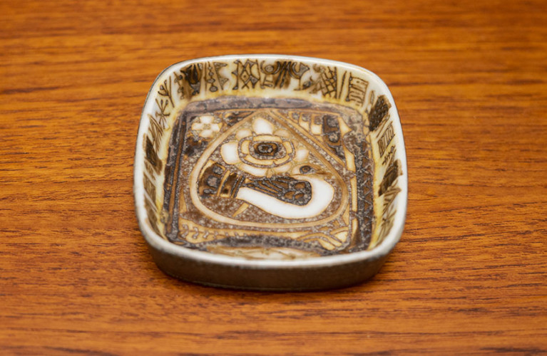 Royal Copenhagen. Plato/cuenco pequeño de cerámica, Dinamarca 1960.