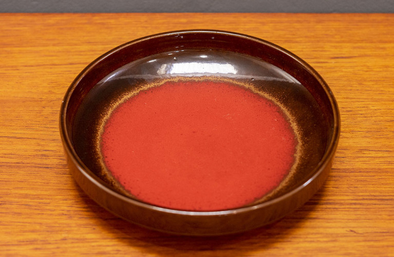 Cuenco de cerámica rojo esmaltado, Dinamarca 1960.