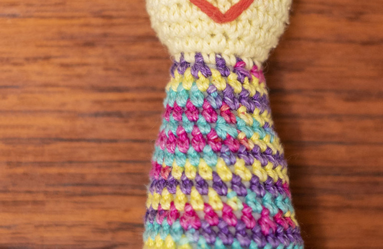Muñeco de croché hecho a mano.